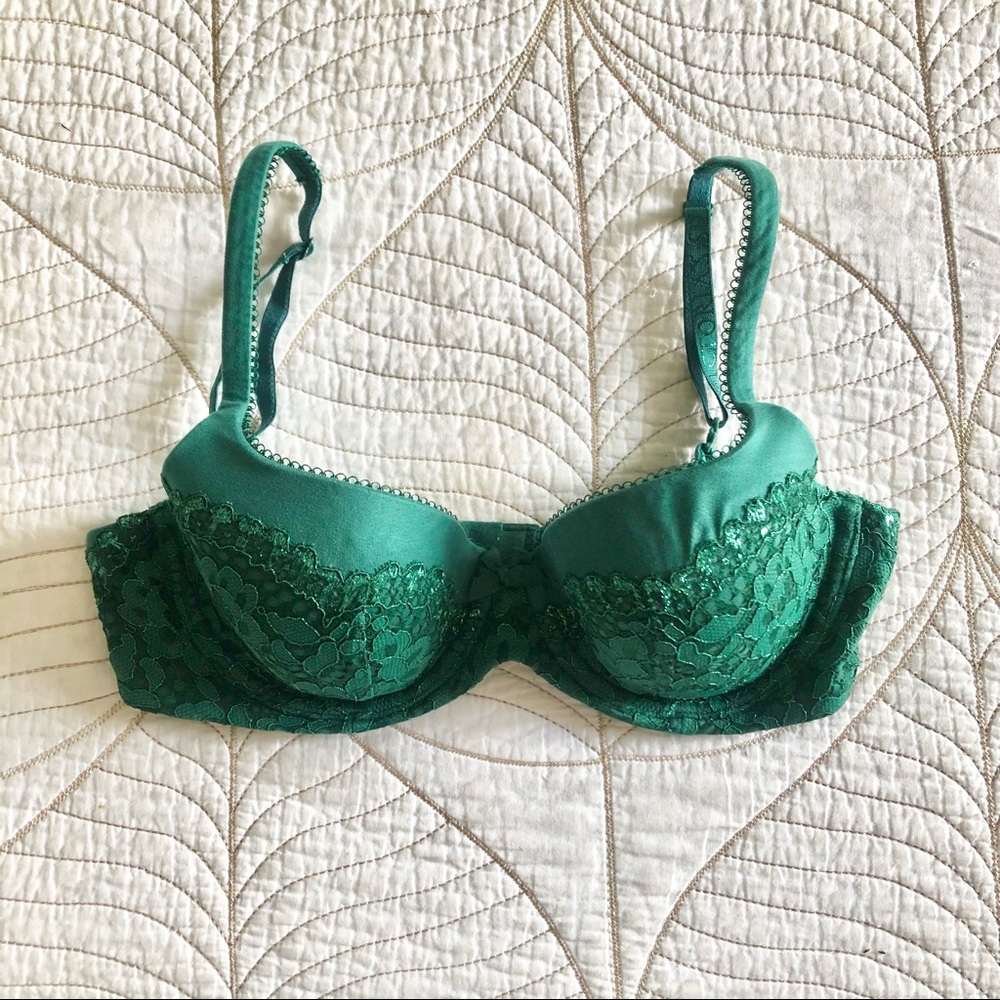 VICTORIA’S SECRET Green Shimmer Lace Bra